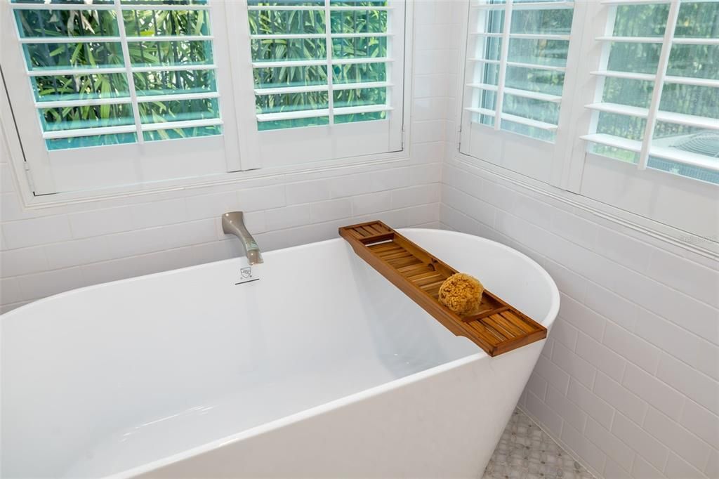 For Sale: $2,949,000 (4 beds, 3 baths, 2400 Square Feet)