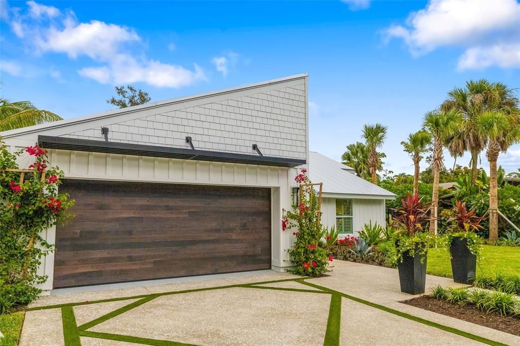 For Sale: $2,949,000 (4 beds, 3 baths, 2400 Square Feet)