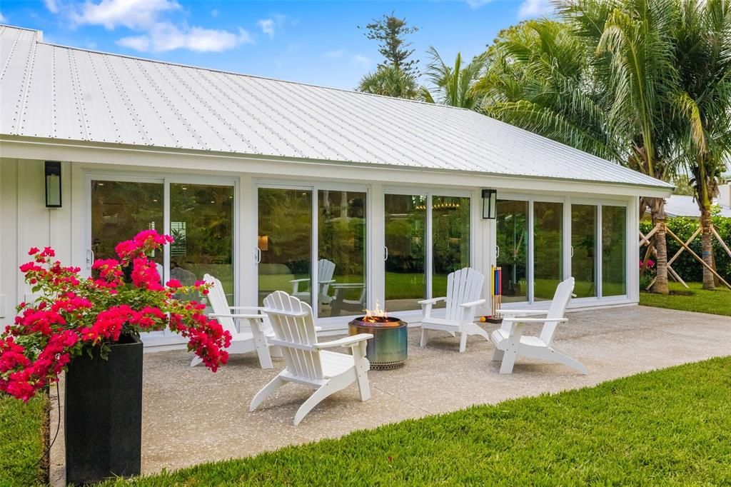 For Sale: $2,949,000 (4 beds, 3 baths, 2400 Square Feet)