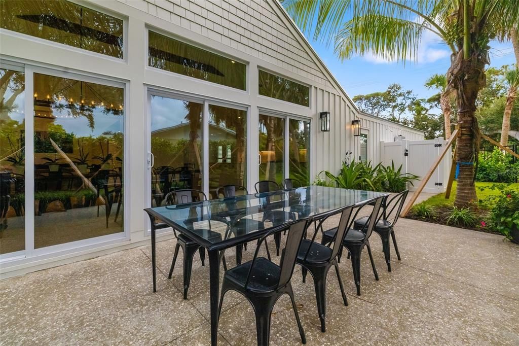 For Sale: $2,949,000 (4 beds, 3 baths, 2400 Square Feet)