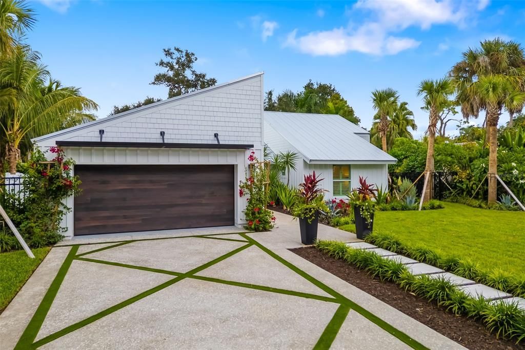 For Sale: $2,949,000 (4 beds, 3 baths, 2400 Square Feet)