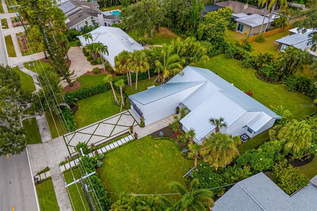 For Sale: $2,949,000 (4 beds, 3 baths, 2400 Square Feet)