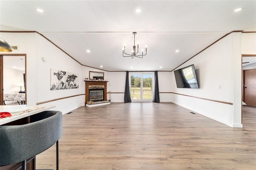 For Sale: $400,000 (3 beds, 2 baths, 1620 Square Feet)