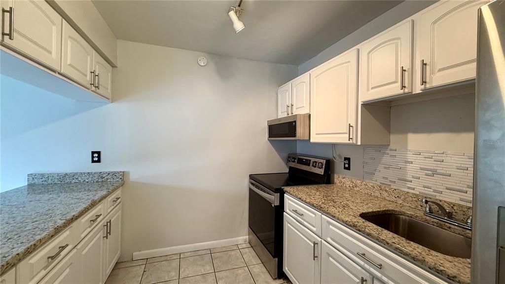 For Sale: $149,000 (2 beds, 1 baths, 996 Square Feet)
