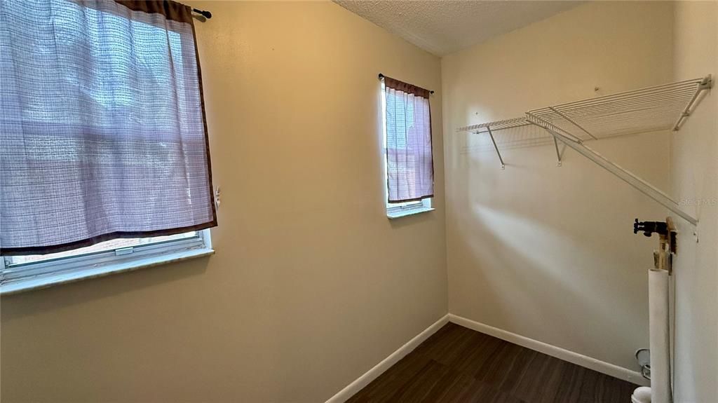 For Sale: $149,000 (2 beds, 1 baths, 996 Square Feet)