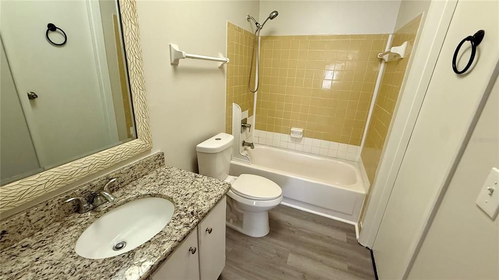 For Sale: $149,000 (2 beds, 1 baths, 996 Square Feet)