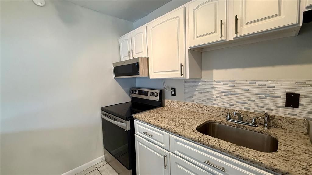 For Sale: $149,000 (2 beds, 1 baths, 996 Square Feet)