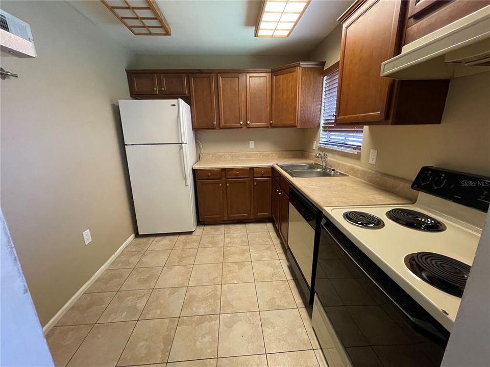For Rent: $1,350 (1 beds, 1 baths, 735 Square Feet)
