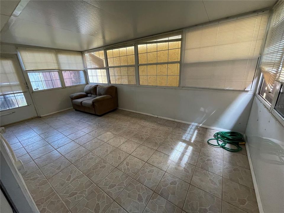 For Rent: $1,350 (1 beds, 1 baths, 735 Square Feet)