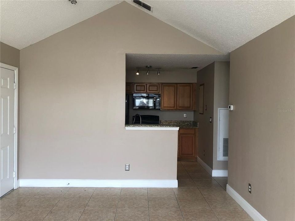 合同活跃: $1,350 (1 贝兹, 1 浴室, 627 平方英尺)