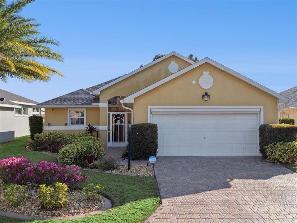 For Sale: $325,000 (2 beds, 2 baths, 1592 Square Feet)