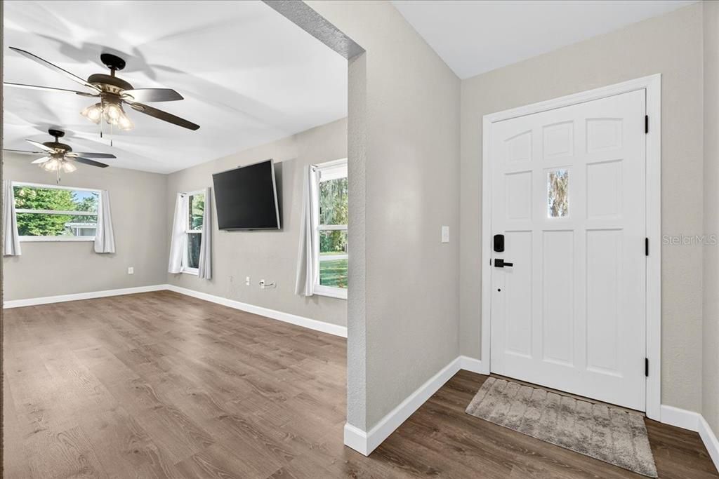 合同活跃: $314,900 (3 贝兹, 2 浴室, 1500 平方英尺)