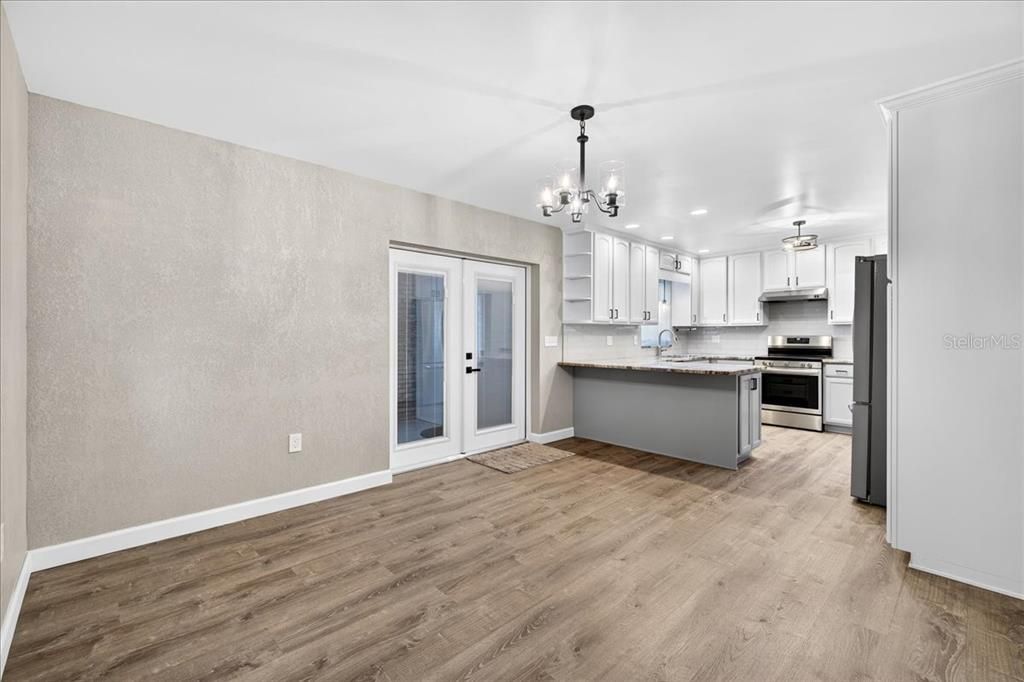 合同活跃: $314,900 (3 贝兹, 2 浴室, 1500 平方英尺)