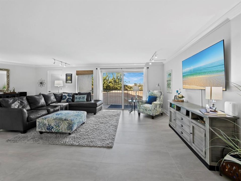 Под контрактом: $629,000 (2 спален, 2 ванн, 1235 Квадратных фут)