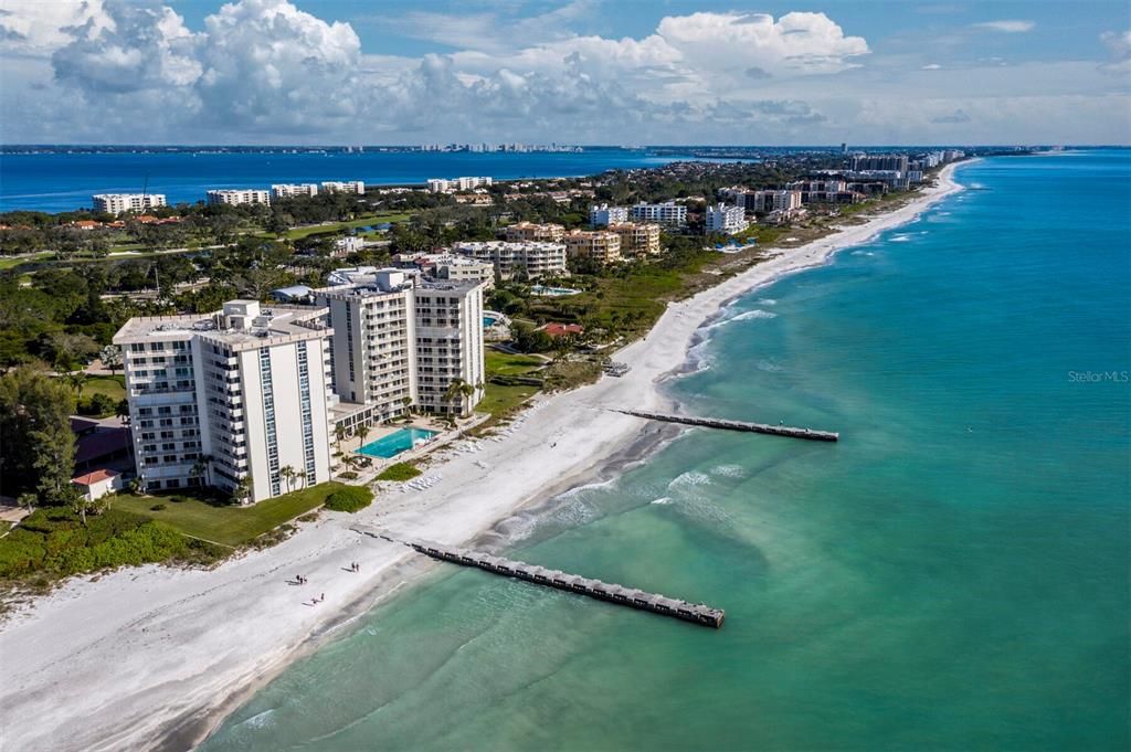 Под контрактом: $629,000 (2 спален, 2 ванн, 1235 Квадратных фут)