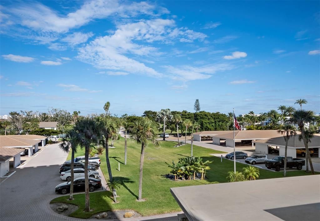 Под контрактом: $629,000 (2 спален, 2 ванн, 1235 Квадратных фут)