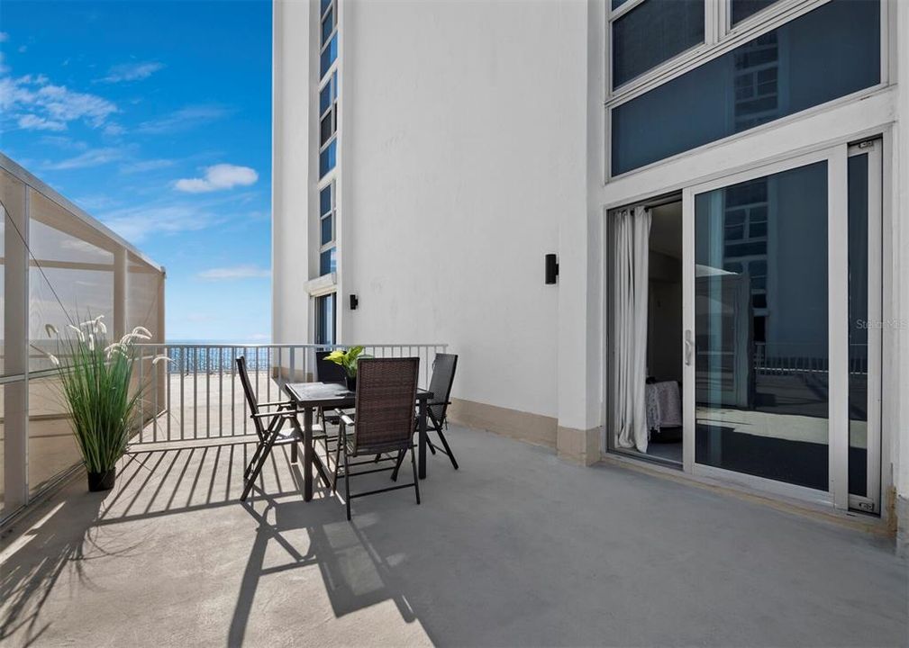 Под контрактом: $629,000 (2 спален, 2 ванн, 1235 Квадратных фут)