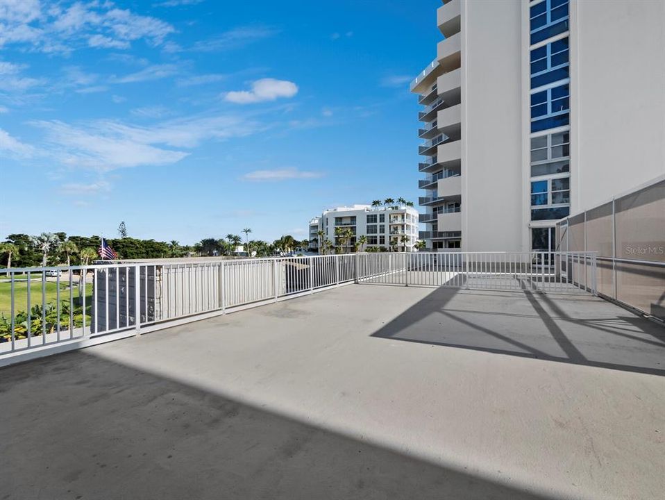 Под контрактом: $629,000 (2 спален, 2 ванн, 1235 Квадратных фут)