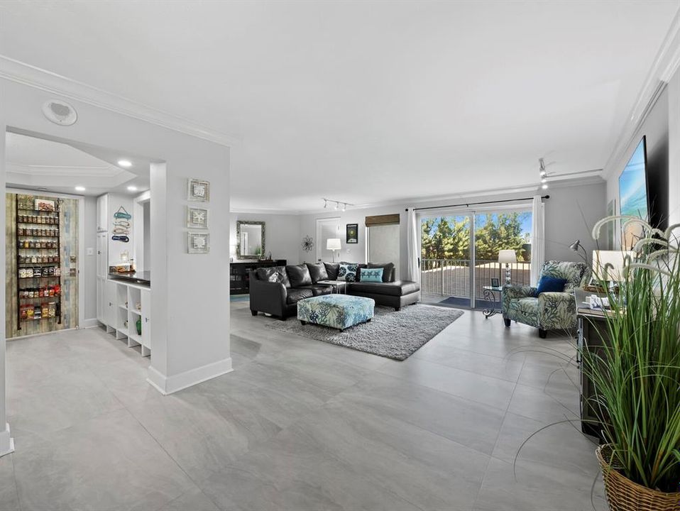 Под контрактом: $629,000 (2 спален, 2 ванн, 1235 Квадратных фут)