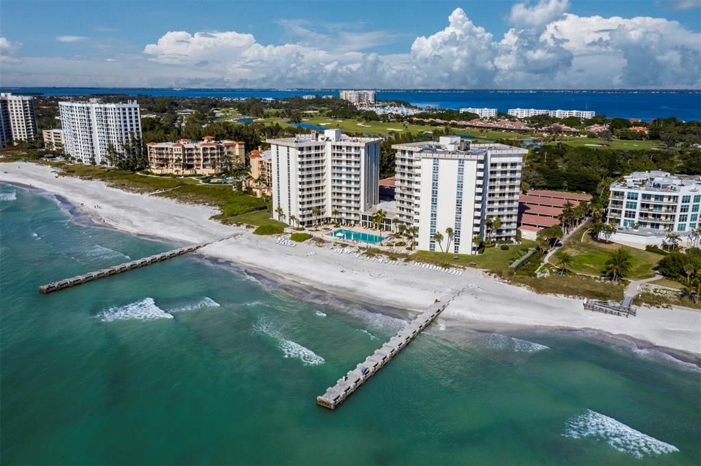 Под контрактом: $629,000 (2 спален, 2 ванн, 1235 Квадратных фут)