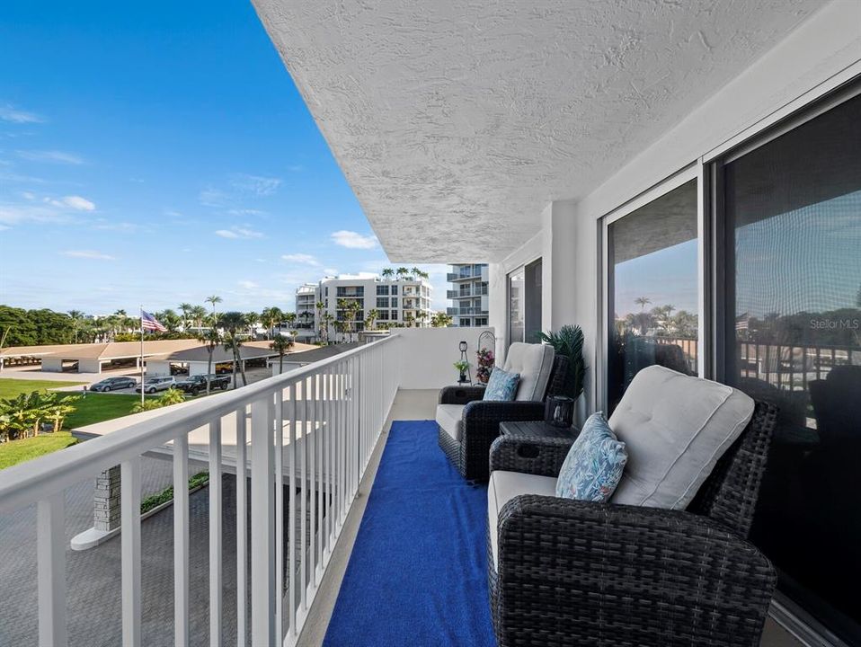 Под контрактом: $629,000 (2 спален, 2 ванн, 1235 Квадратных фут)