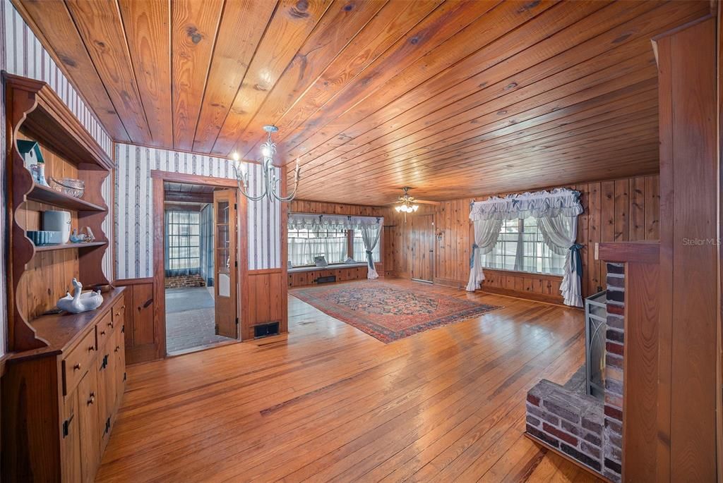 En Venta: $425,000 (3 camas, 2 baños, 2445 Pies cuadrados)