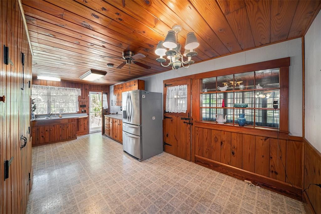 En Venta: $425,000 (3 camas, 2 baños, 2445 Pies cuadrados)