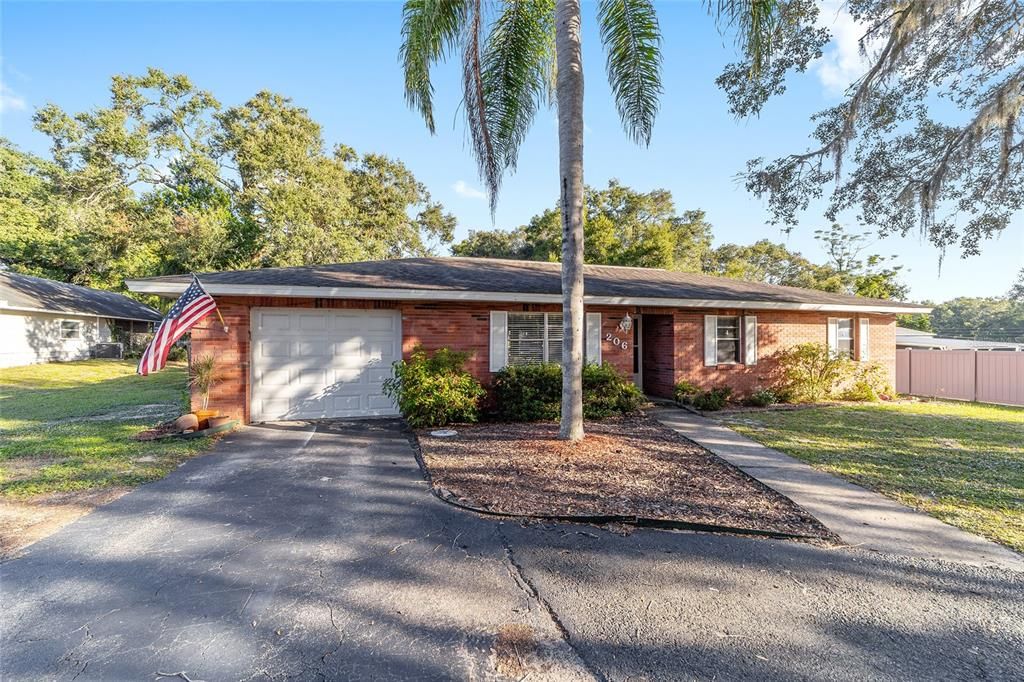 Active With Contract: $235,000 (3 beds, 2 baths, 1364 Square Feet)