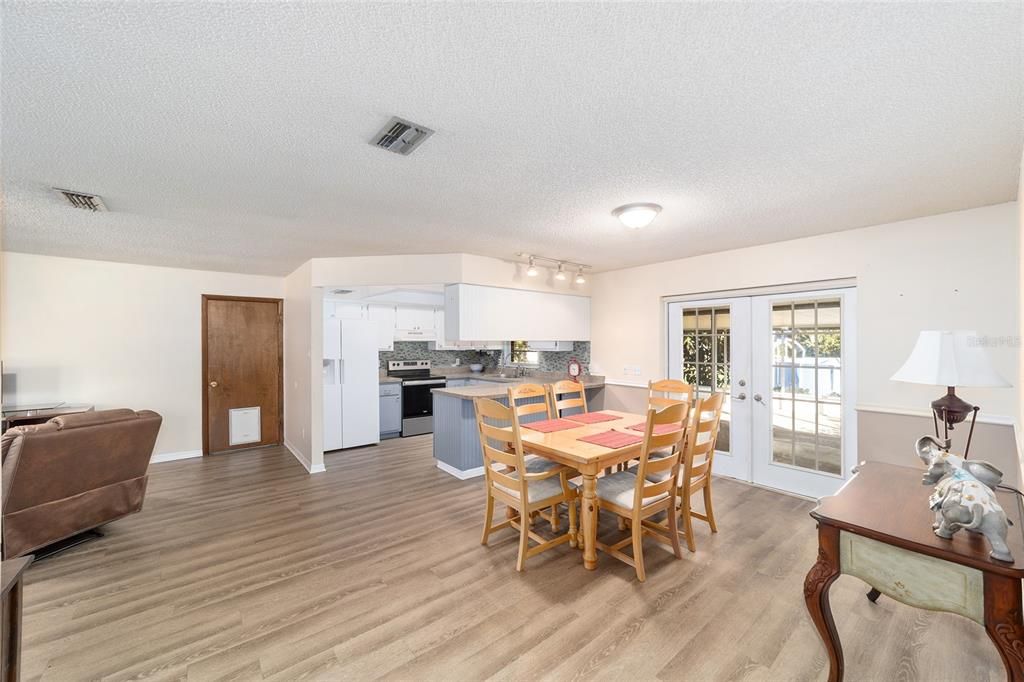 Active With Contract: $235,000 (3 beds, 2 baths, 1364 Square Feet)