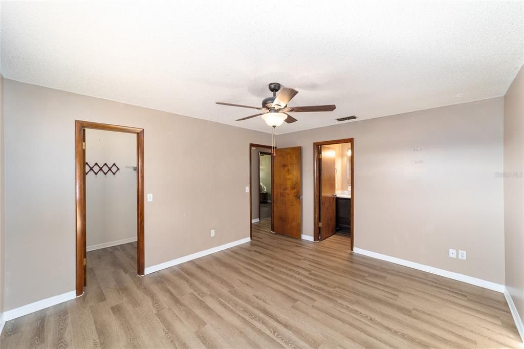 Active With Contract: $235,000 (3 beds, 2 baths, 1364 Square Feet)