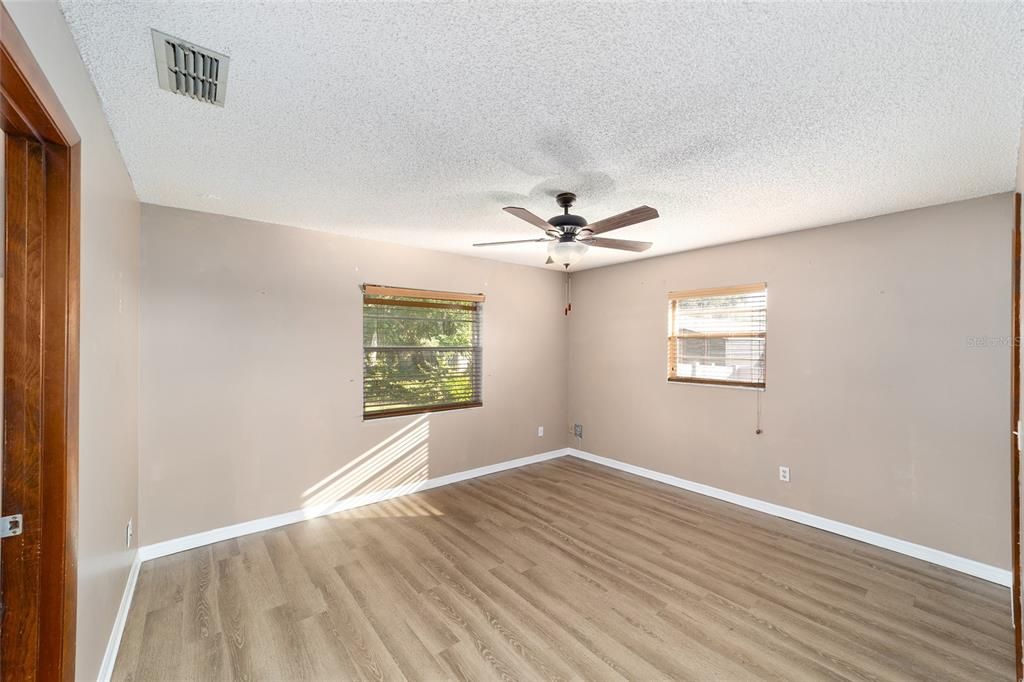 Active With Contract: $235,000 (3 beds, 2 baths, 1364 Square Feet)