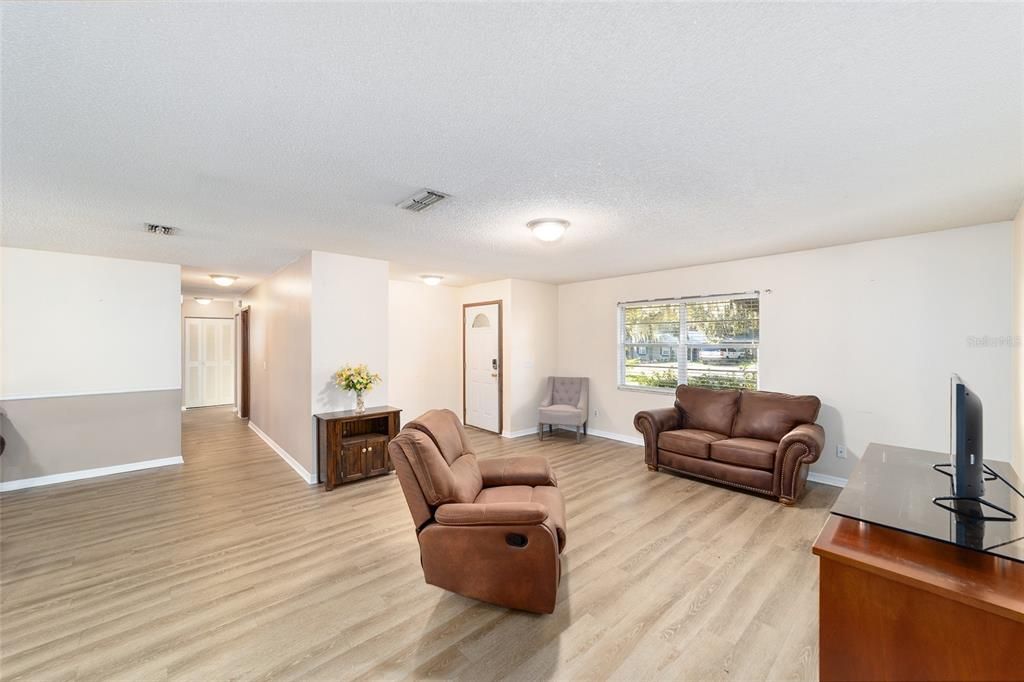 Active With Contract: $235,000 (3 beds, 2 baths, 1364 Square Feet)