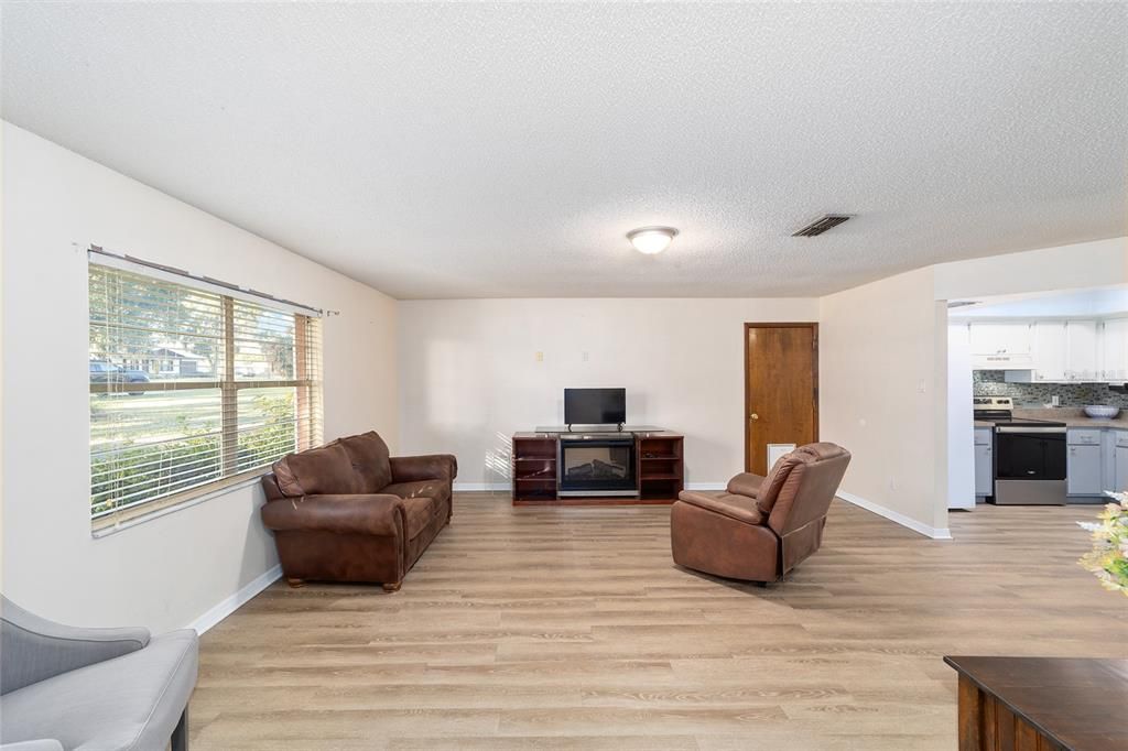 Active With Contract: $235,000 (3 beds, 2 baths, 1364 Square Feet)
