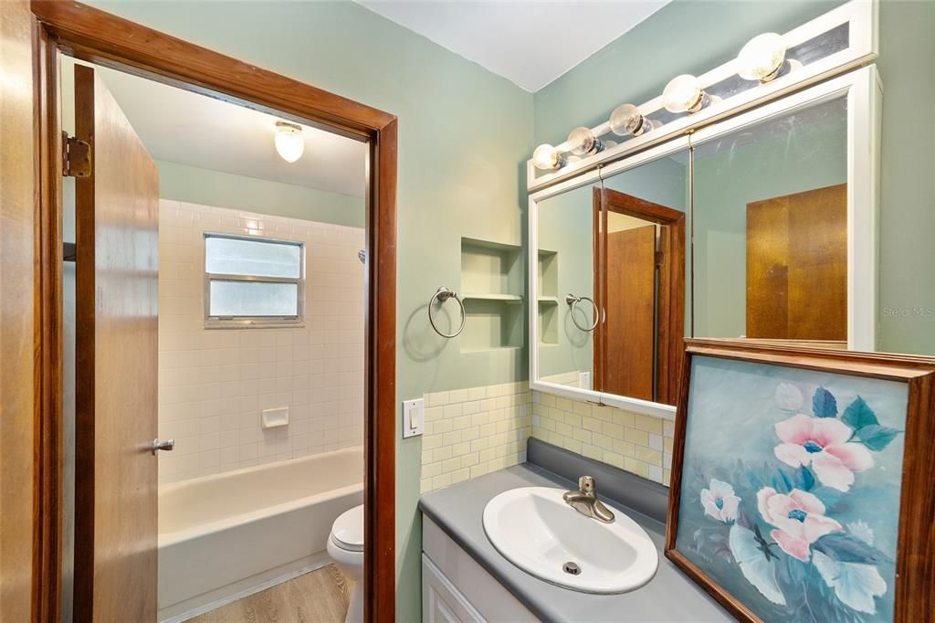 Active With Contract: $235,000 (3 beds, 2 baths, 1364 Square Feet)