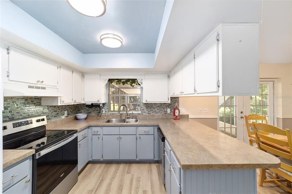 Active With Contract: $235,000 (3 beds, 2 baths, 1364 Square Feet)