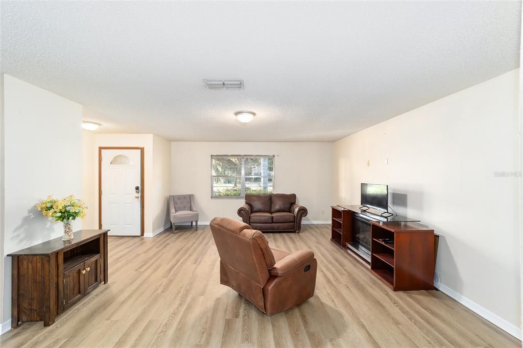 Active With Contract: $235,000 (3 beds, 2 baths, 1364 Square Feet)