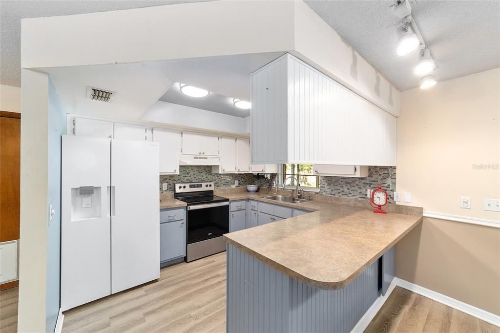 Active With Contract: $235,000 (3 beds, 2 baths, 1364 Square Feet)