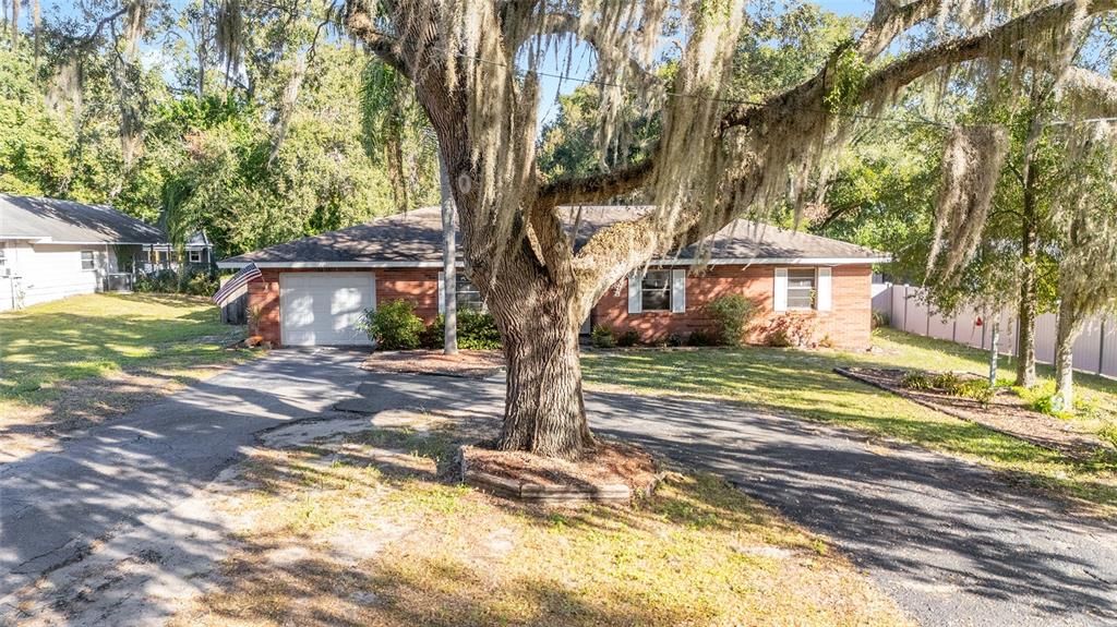 Active With Contract: $235,000 (3 beds, 2 baths, 1364 Square Feet)