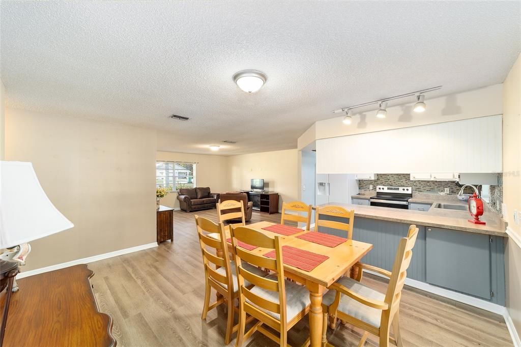 Active With Contract: $235,000 (3 beds, 2 baths, 1364 Square Feet)