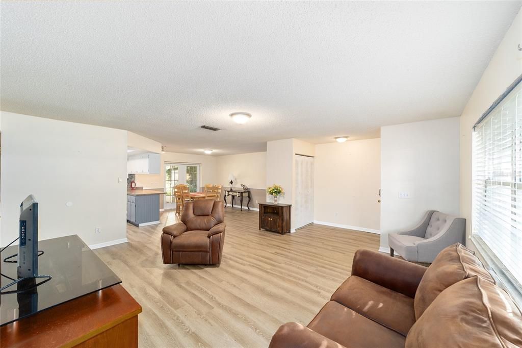 Active With Contract: $235,000 (3 beds, 2 baths, 1364 Square Feet)