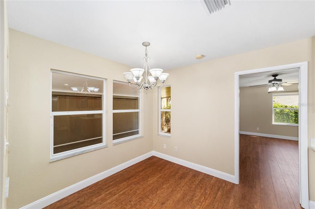 Под контрактом: $225,000 (3 спален, 2 ванн, 1320 Квадратных фут)