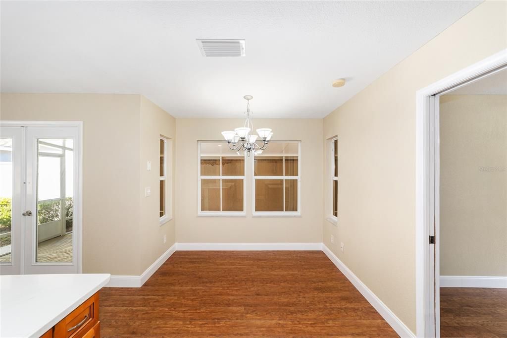 Под контрактом: $225,000 (3 спален, 2 ванн, 1320 Квадратных фут)