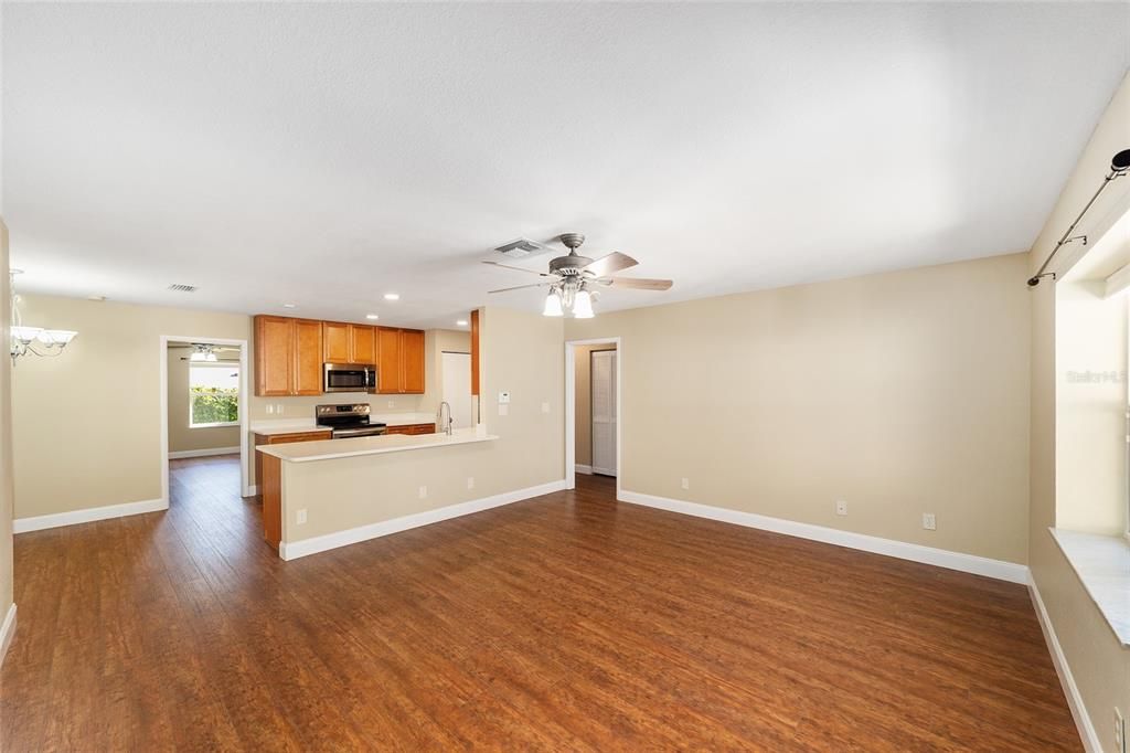 Под контрактом: $225,000 (3 спален, 2 ванн, 1320 Квадратных фут)