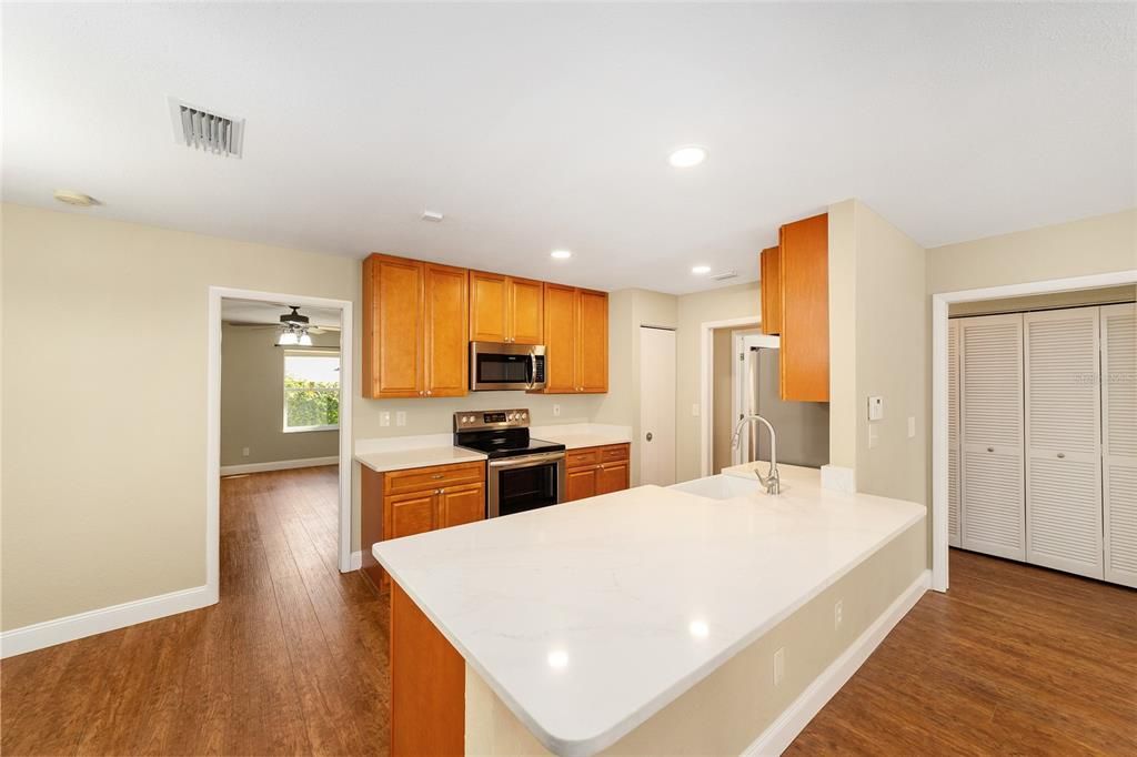 Под контрактом: $225,000 (3 спален, 2 ванн, 1320 Квадратных фут)