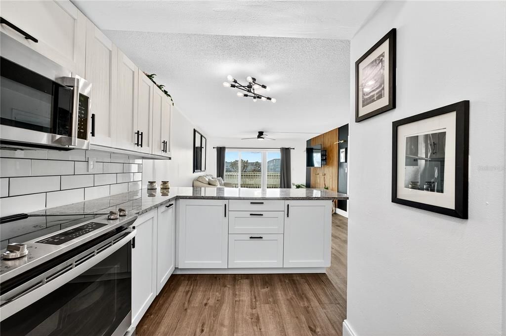 合同活跃: $260,000 (1 贝兹, 1 浴室, 843 平方英尺)