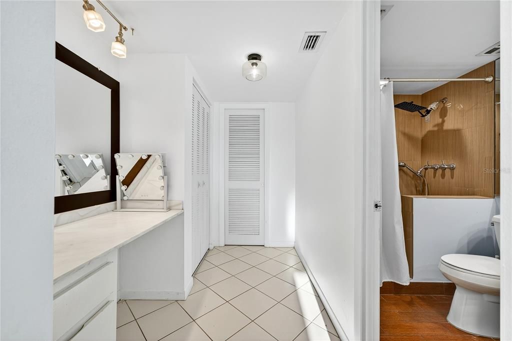 合同活跃: $260,000 (1 贝兹, 1 浴室, 843 平方英尺)