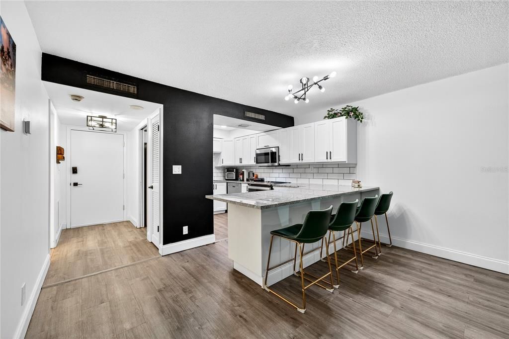 合同活跃: $260,000 (1 贝兹, 1 浴室, 843 平方英尺)