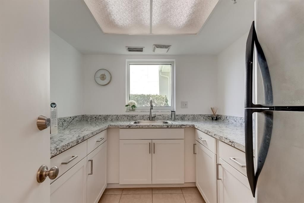 合同活跃: $260,000 (1 贝兹, 1 浴室, 843 平方英尺)