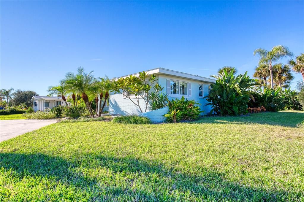 Active With Contract: $400,000 (2 beds, 2 baths, 1415 Square Feet)