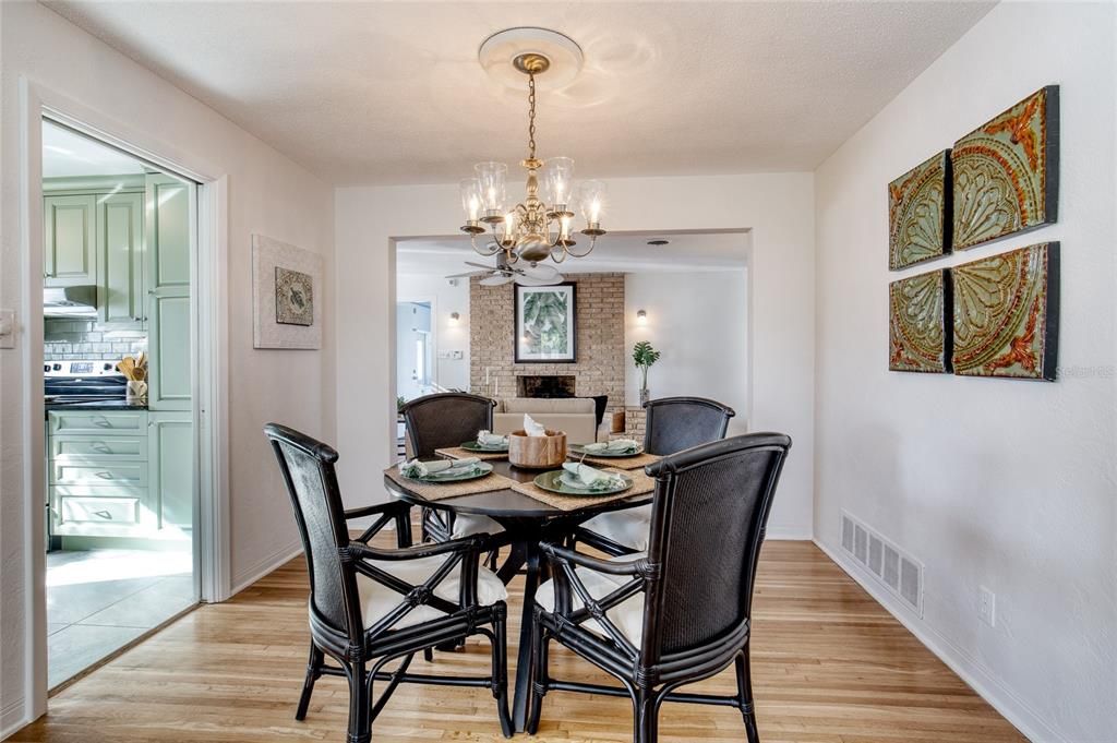 Active With Contract: $400,000 (2 beds, 2 baths, 1415 Square Feet)